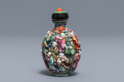 Une tabatière en porcelaine de Chine famille rose à décor en relief, 19ème
