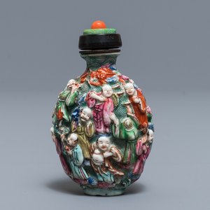 Une tabatière en porcelaine de Chine famille rose à décor en relief, 19ème — photo 1