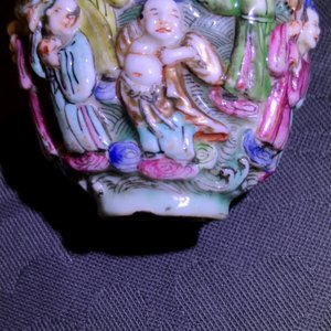 Une tabatière en porcelaine de Chine famille rose à décor en relief, 19ème — photo 9