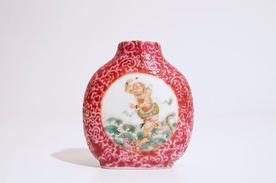 Une tabatière en porcelaine de Chine famille rose à fond rouge rubis, 19ème