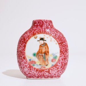 Une tabatière en porcelaine de Chine famille rose à fond rouge rubis, 19ème — photo 3