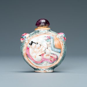 Une tabatière en porcelaine de Chine famille rose à sujet érotique, 19ème — photo 3