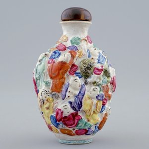Une tabatière en porcelaine de Chine famille rose aux 18 Luohan, marque et poss. époque de Xianfeng — photo 1
