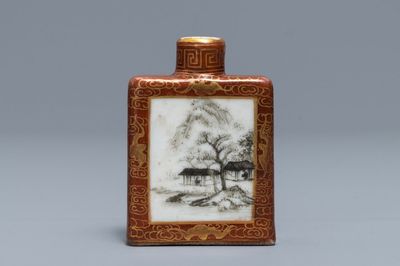 Une tabatière en porcelaine de Chine grisaille, marque de Qianlong, 19/20ème
