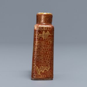 Une tabatière en porcelaine de Chine grisaille, marque de Qianlong, 19/20ème — photo 2