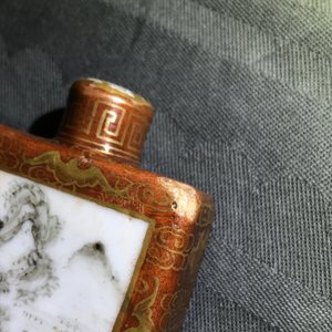 Une tabatière en porcelaine de Chine grisaille, marque de Qianlong, 19/20ème — photo 7