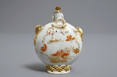 Une tabatière en porcelaine de Chine rouge de fer et doré, Yongzheng