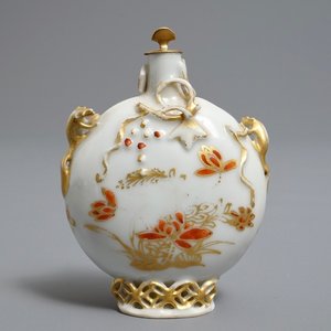Une tabatière en porcelaine de Chine rouge de fer et doré, Yongzheng — photo 1