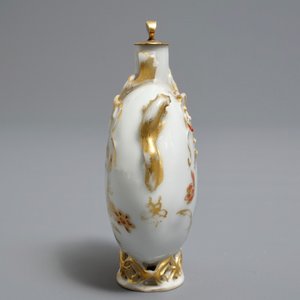 Une tabatière en porcelaine de Chine rouge de fer et doré, Yongzheng — photo 2
