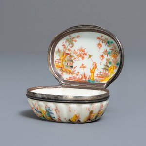 Une tabatière en porcelaine tendre de Saint-Cloud de style Kakiemon à monture en argent, 2ème quart du 18ème — photo 1