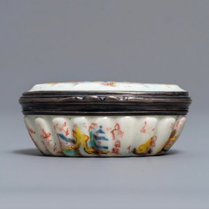 Une tabatière en porcelaine tendre de Saint-Cloud de style Kakiemon à monture en argent, 2ème quart du 18ème — photo 3