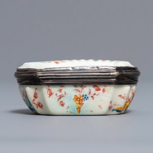 Une tabatière en porcelaine tendre de Saint-Cloud de style Kakiemon à monture en argent, 2ème quart du 18ème — photo 5