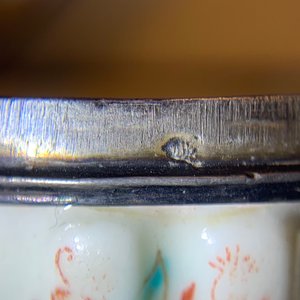 Une tabatière en porcelaine tendre de Saint-Cloud de style Kakiemon à monture en argent, 2ème quart du 18ème — photo 10