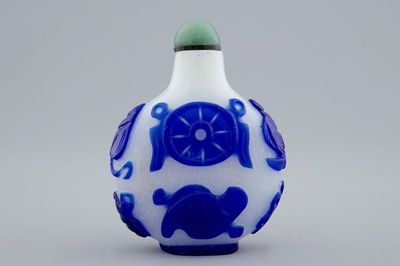 Une tabatière en verre overlay bleu et blanc, Chine, 19ème