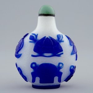 Une tabatière en verre overlay bleu et blanc, Chine, 19ème — photo 3