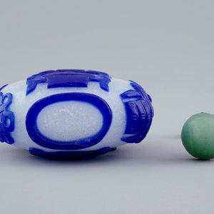 Une tabatière en verre overlay bleu et blanc, Chine, 19ème — photo 6