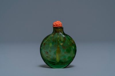 Une tabatière en verre sandwich biotite, Verrerie Impériale, Pékin, Chine, 1720-1840