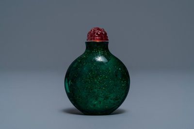 Une tabatière en verre sandwich biotite, Verrerie Impériale, Pékin, Chine, 1720-1840