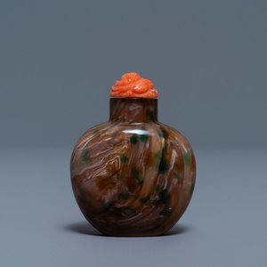 Une tabatière en verre sandwich tourbillon, Verrerie Impériale, Pékin, Chine, 1700-1840 — photo 1