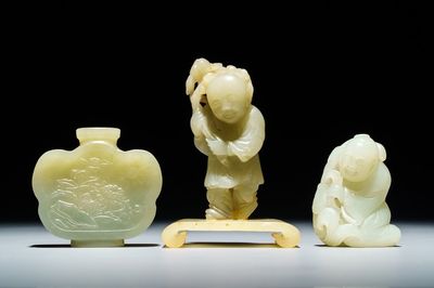 Une tabatière et deux figures de garçons en jade sculpté, Chine, 19/20ème