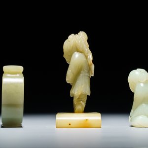 Une tabatière et deux figures de garçons en jade sculpté, Chine, 19/20ème — photo 2