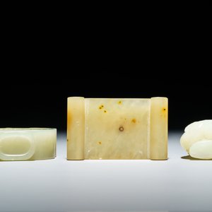 Une tabatière et deux figures de garçons en jade sculpté, Chine, 19/20ème — photo 5