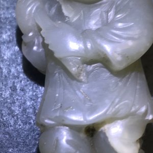 Une tabatière et deux figures de garçons en jade sculpté, Chine, 19/20ème — photo 7