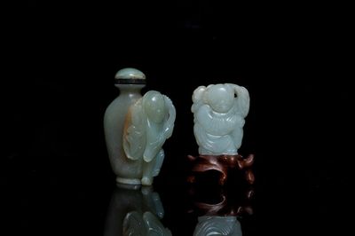 Une tabatière et une figure d'un garçon en jade sculpté, Chine, Qing