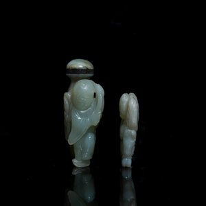 Une tabatière et une figure d'un garçon en jade sculpté, Chine, Qing — photo 3