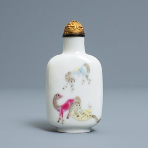 Une tabatière impériale en porcelaine de Chine famille rose à décor 'Bajuntu', marque et époque de Daoguang — photo 1