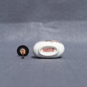 Une tabatière impériale en porcelaine de Chine famille rose à décor 'Bajuntu', marque et époque de Daoguang — photo 15
