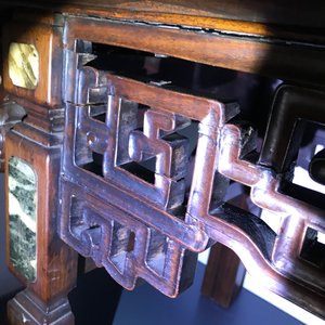 Une table basse de forme rectangulaire en bois incrusté de marbre aux coins arrondis, Chine, 19/20ème — photo 12