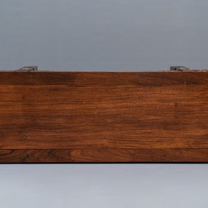 Une table basse de forme rectangulaire en bois incrusté de marbre aux coins arrondis, Chine, 19/20ème — photo 5