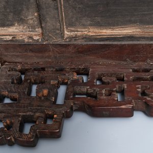 Une table basse de forme rectangulaire en bois incrusté de marbre aux coins arrondis, Chine, 19/20ème — photo 9