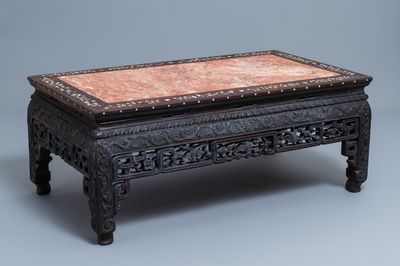Une table basse en bois incrusté de nacre à tablette en marbre, Chine, 19ème