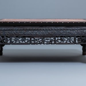 Une table basse en bois incrusté de nacre à tablette en marbre, Chine, 19ème — photo 2