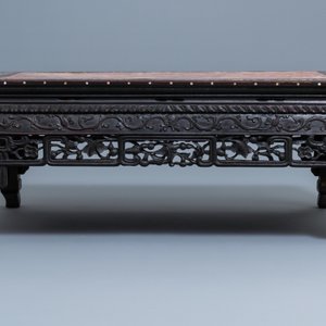 Une table basse en bois incrusté de nacre à tablette en marbre, Chine, 19ème — photo 4