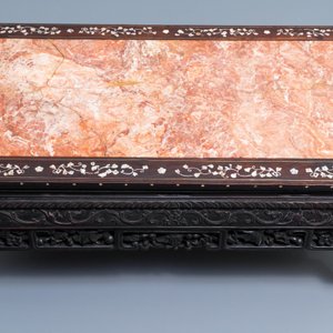 Une table basse en bois incrusté de nacre à tablette en marbre, Chine, 19ème — photo 6