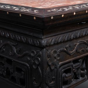 Une table basse en bois incrusté de nacre à tablette en marbre, Chine, 19ème — photo 7