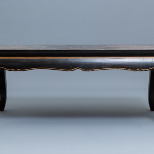 Une table de forme rectangulaire en bois laqué pour le marché européen, Chine, 19ème — photo 2