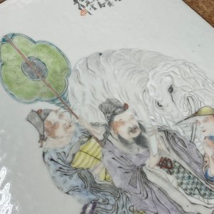Une table en bois incrusté de trois plaques en porcelaine de Chine qianjiang cai, 19/20ème — photo 16