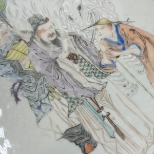 Une table en bois incrusté de trois plaques en porcelaine de Chine qianjiang cai, 19/20ème — photo 17
