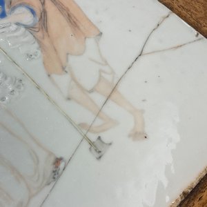 Une table en bois incrusté de trois plaques en porcelaine de Chine qianjiang cai, 19/20ème — photo 19
