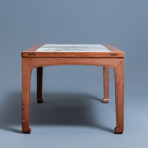 Une table en bois incrusté de trois plaques en porcelaine de Chine qianjiang cai, 19/20ème — photo 6
