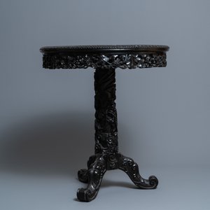Une table en bois sculpté au plateau en marbe, Chine, 19ème — photo 6