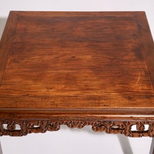 Une table en bois sculpté, Chine, 19/20ème — photo 3