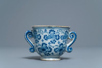 Une tasse à deux anses en faïence de Delft en bleu et blanc, 18ème