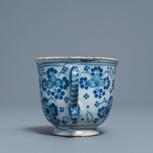 Une tasse à deux anses en faïence de Delft en bleu et blanc, 18ème — photo 2
