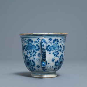 Une tasse à deux anses en faïence de Delft en bleu et blanc, 18ème — photo 4