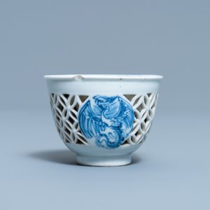 Une tasse à double paroi ajourée en porcelaine de Chine en bleu et blanc, époque Transition — photo 4